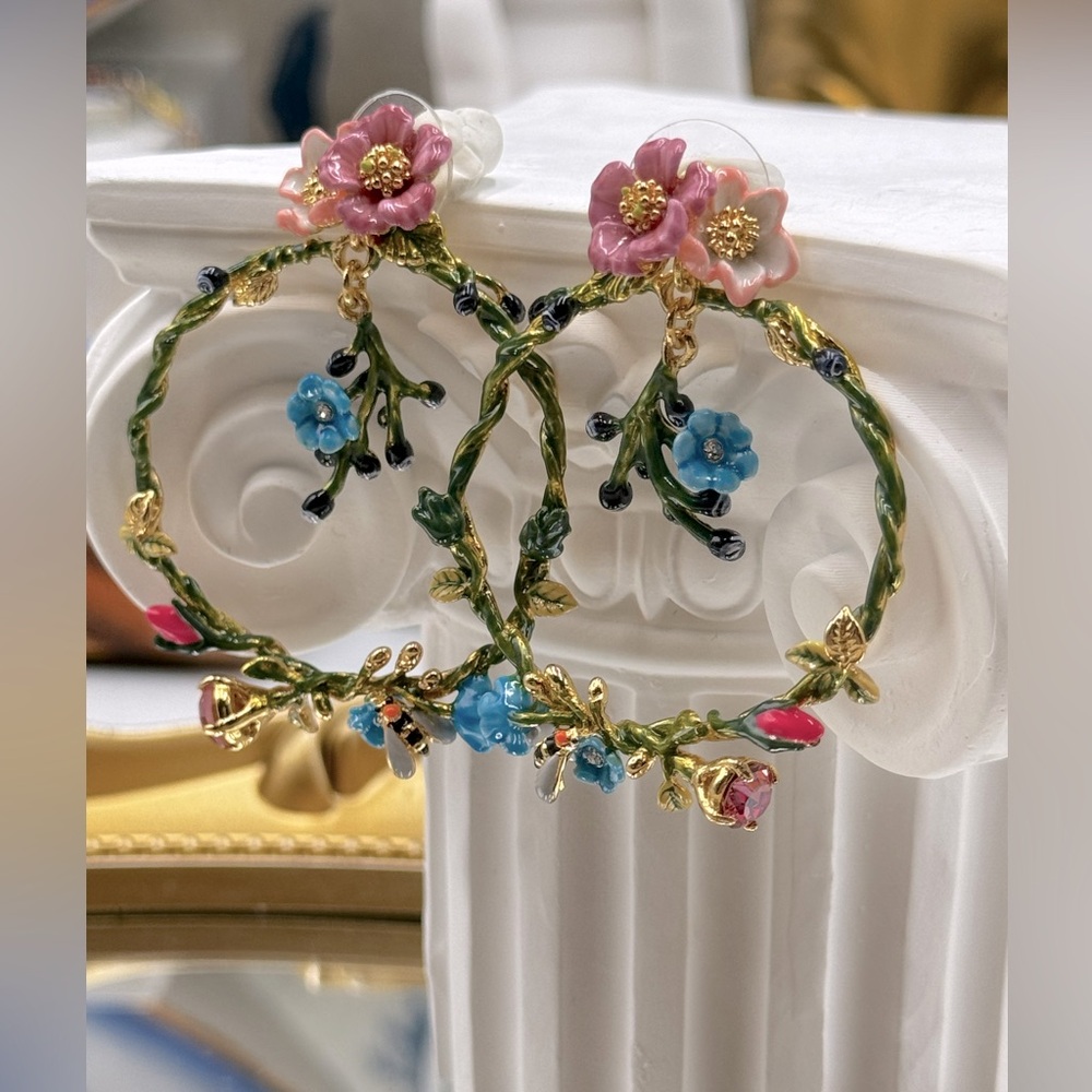 🆕 LES NEREIDES 🧿 NIB Rose D'Orient Large Hoops with Flowers, Berries & Bees